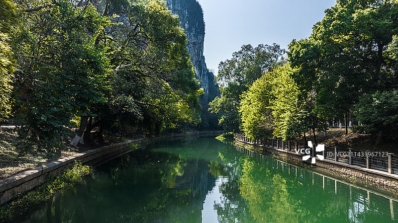 春天阳光下桂林南溪山公园里的灵剑溪图片素材