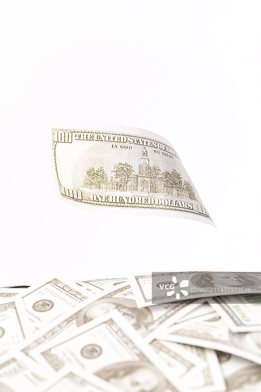 天空散落的美元图片素材