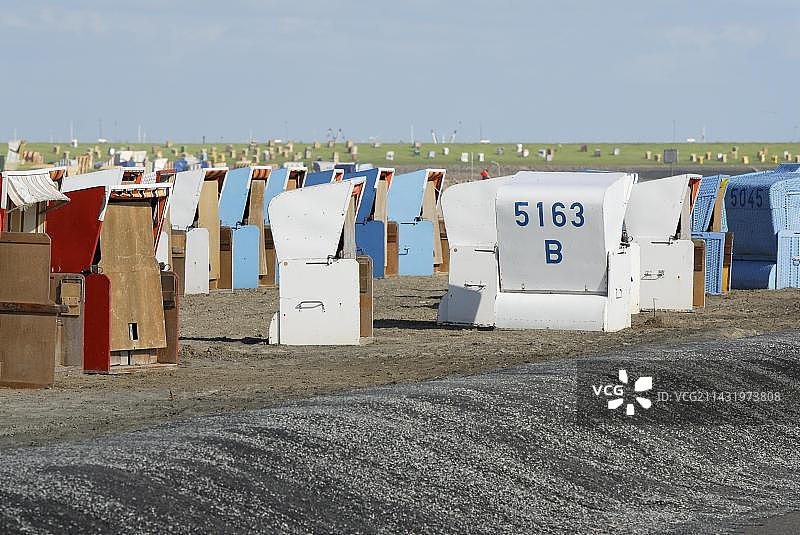 德国比苏姆的带顶棚的柳条沙滩椅图片素材