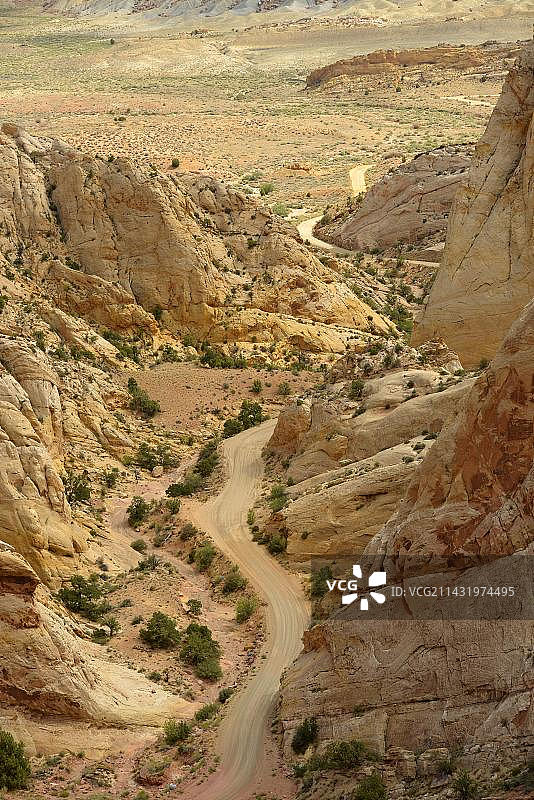 美国犹他州Capitol Reef国家公园的泥路图片素材