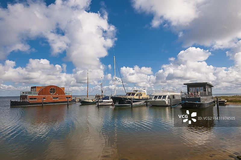 丹麦西日德兰赫维泽桑德港口的船屋和游艇图片素材