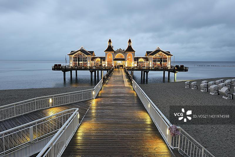 德国梅克伦堡-前波莫瑞州吕根岛塞林波罗的海海滨度假胜地塞林镇的照明码头图片素材