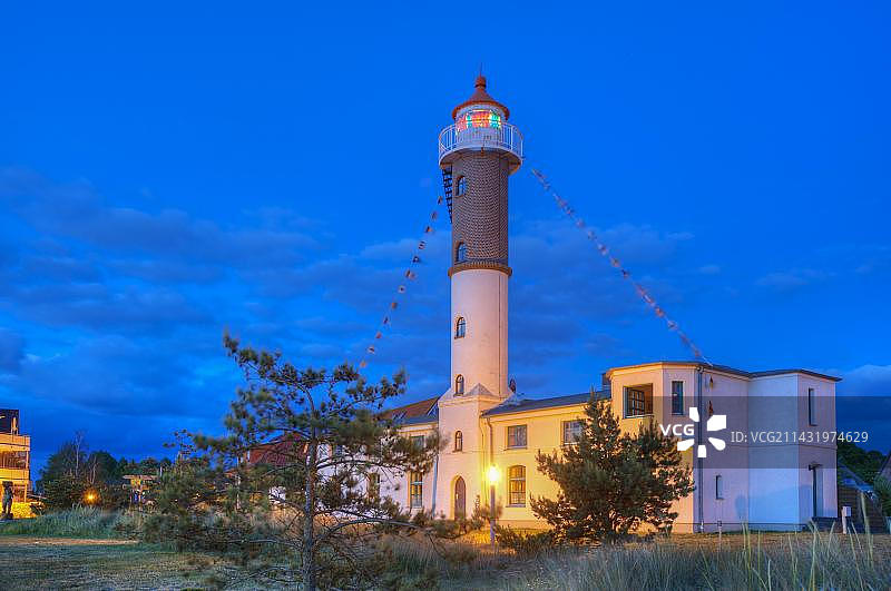 德国梅克伦堡-前波美拉尼亚州蒂门多夫海滩灯塔夜景，波埃尔岛图片素材