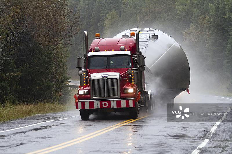 重型运输车，位于加拿大魁北克省加斯佩西国家公园，满载货物图片素材