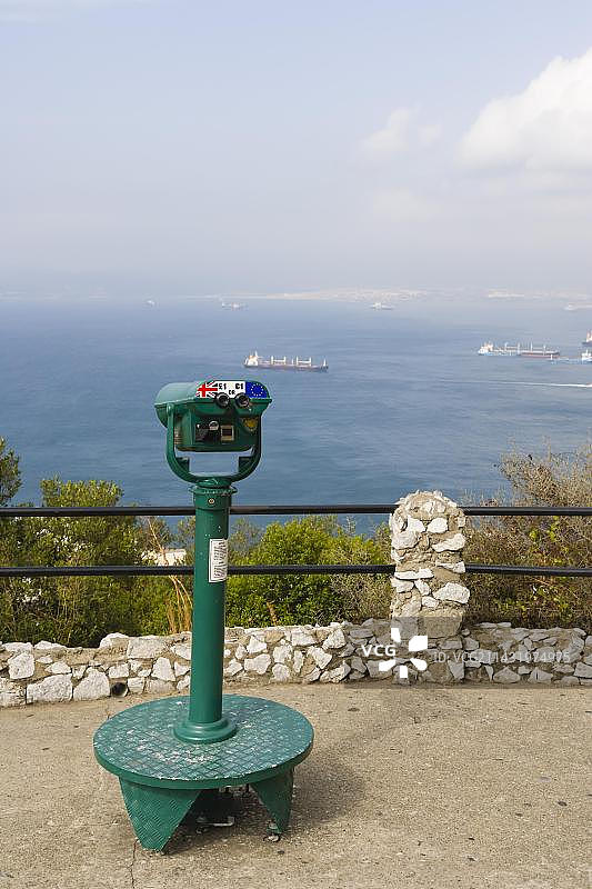 直布罗陀：巨岩上的望远镜与海湾图片素材