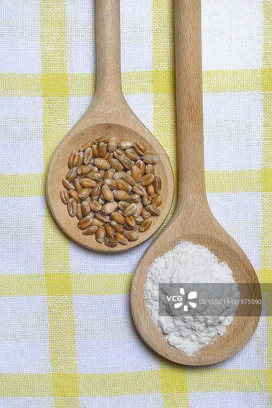 小麦、谷物、面粉与木制烹饪勺图片素材