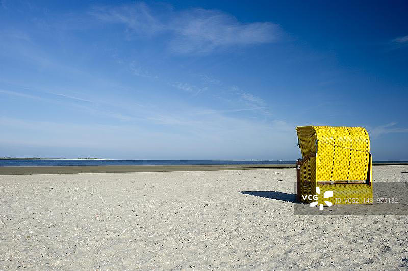 于特苏姆附近海滩上的黄色屋顶柳条沙滩椅，德国石勒苏益格-荷尔斯泰因州北弗里西亚群岛福尔岛图片素材