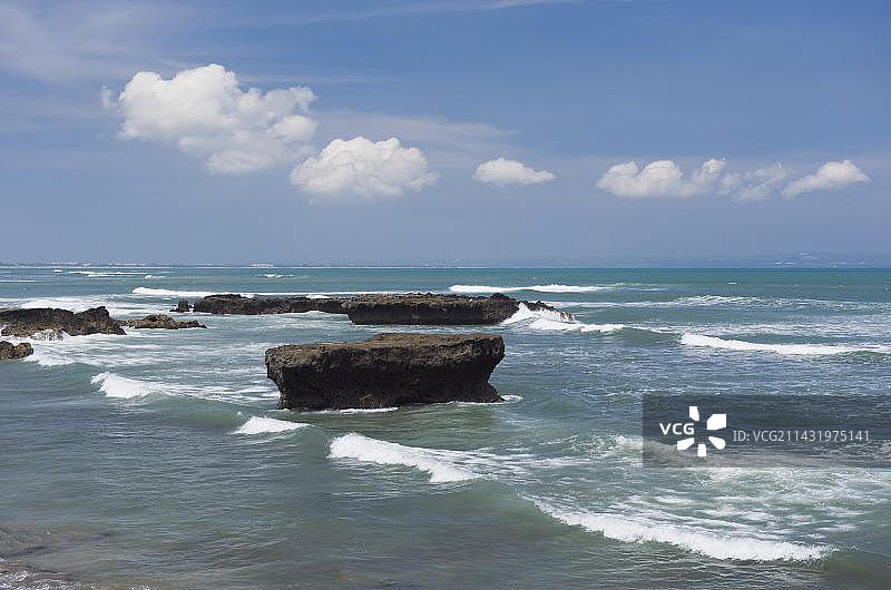 印度尼西亚巴厘岛水明漾巴图贝利格回声海滩冲浪海滩礁石图片素材
