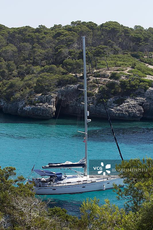 西班牙马略卡岛卡拉菲格拉港口的帆船图片素材