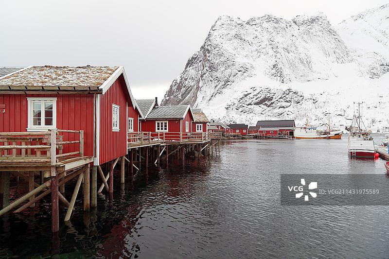 挪威罗弗敦雷讷冬季峡湾红色小屋渔村图片素材