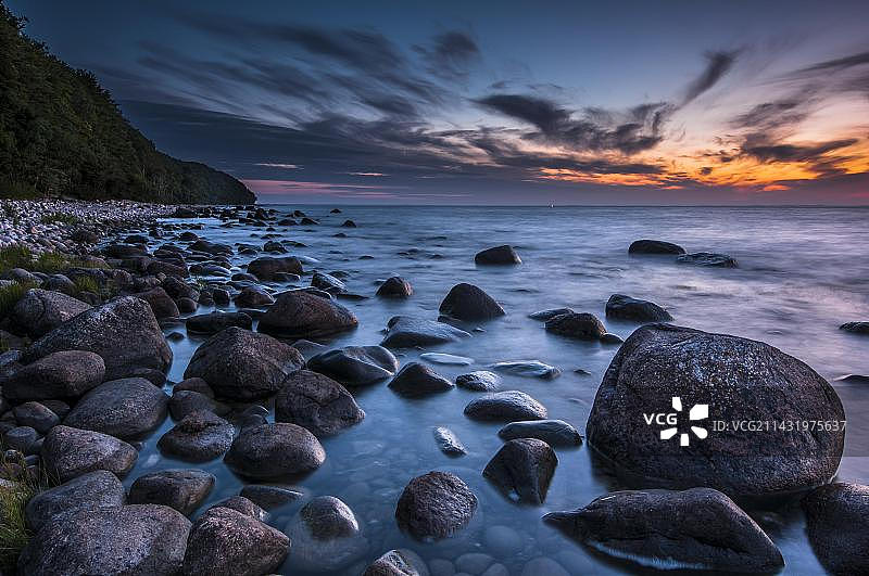 德国梅克伦堡-前波美拉尼亚吕根岛纳德维茨海滩日落时分的巨石滩图片素材