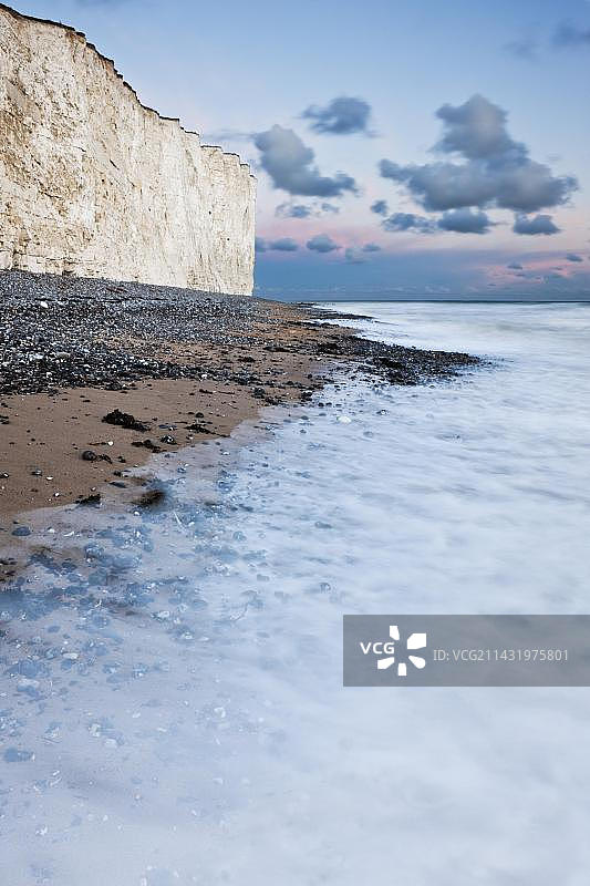英国东萨塞克斯七姐妹乡村公园的白色白垩悬崖图片素材
