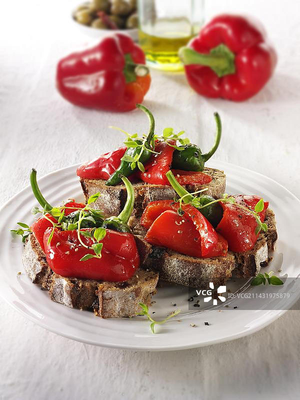 烤红辣椒和帕德龙辣椒吐司面包图片素材