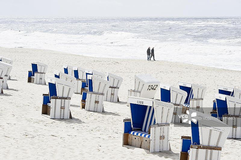德国叙尔特岛韦斯特兰的蓝白色沙滩椅图片素材