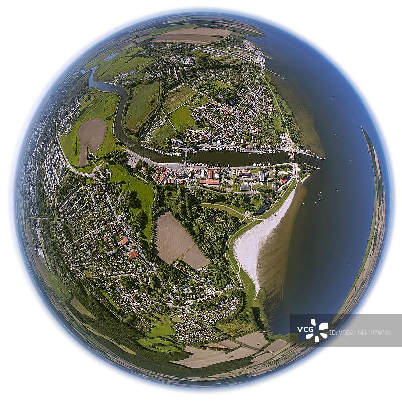 德国梅克伦堡-前波莫瑞格赖夫斯瓦尔德维克佩内河汇入格赖夫斯瓦尔德湾鱼眼镜头鸟瞰图图片素材