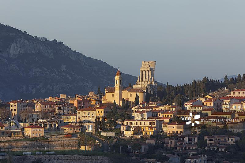 傍晚时分俯瞰法国滨海阿尔卑斯省图尔比图片素材