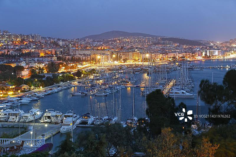 库萨达斯黄昏码头，位于土耳其爱琴海地区艾登省图片素材