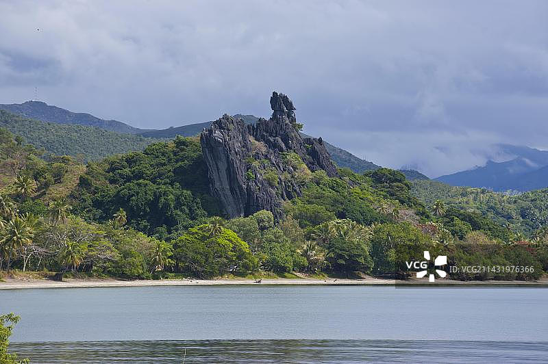 法国新喀里多尼亚格兰德特勒岛东海岸的林德拉利克岩石图片素材
