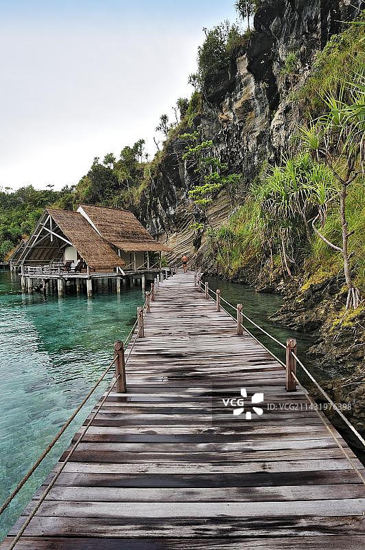 印度尼西亚西巴布亚拉贾安帕群岛巴比特姆岛度假村的水上木栈道图片素材