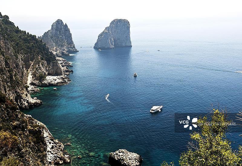 意大利卡普里岛奥古斯都花园的法拉廖尼岩石图片素材