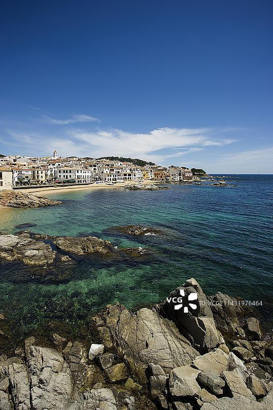 西班牙加泰罗尼亚海岸村庄与沙滩图片素材