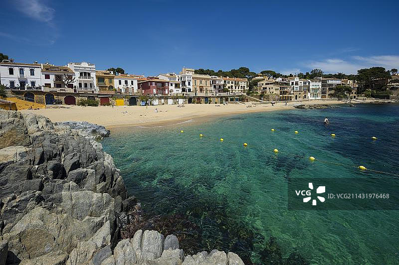 西班牙加泰罗尼亚海岸村庄与沙滩图片素材