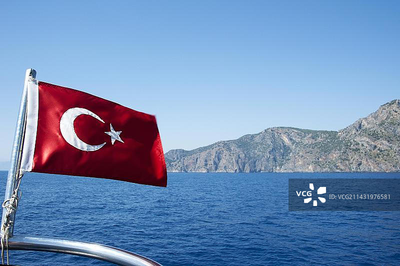 土耳其国旗，位于土耳其爱琴海的游轮上，费特希耶，穆拉省，爱琴海地区，土耳其，亚洲图片素材