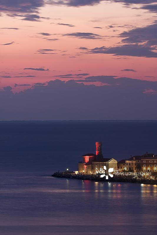 斯洛文尼亚皮兰晚间城市风光图片素材