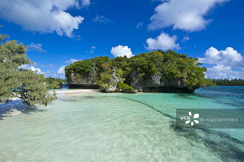 白色沙滩和碧绿的海水，卡努梅拉湾，松树岛，新喀里多尼亚，法国，大洋洲图片素材