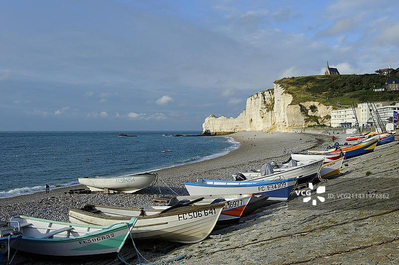 法国上诺曼底塞纳-马恩省埃特勒塔白色悬崖海滩上的渔船图片素材