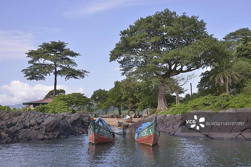 非洲塞拉利昂西部肯特附近的彩色渔船图片素材