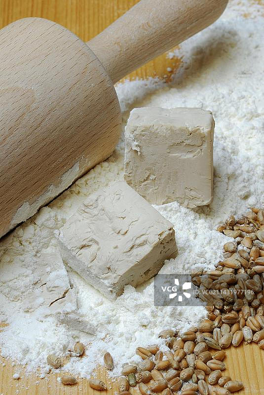 面包酵母、酵母块、小麦粉、小麦粒、面粉、烘焙原料、烘焙剂、干酵母图片素材