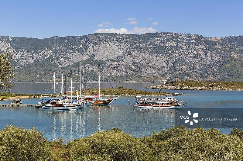 土耳其穆拉省格科瓦海湾马尔马里斯塞迪尔岛的游船图片素材