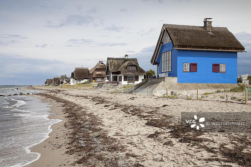 德国石勒苏益格-荷尔斯泰因州黑利根哈芬半岛的茅草屋图片素材