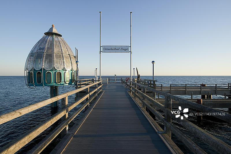 德国梅克伦堡-前波莫瑞州津格斯特码头的水下贡多拉图片素材