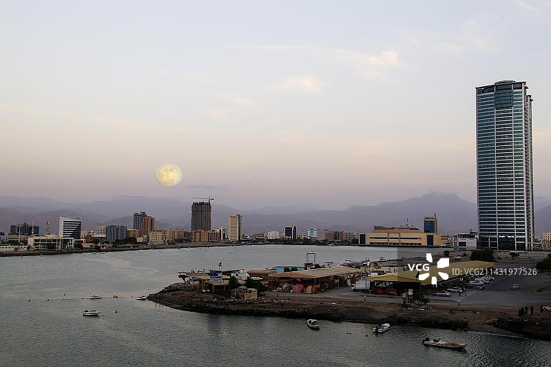 拉斯海马城市景观：市场大厅与摩天大楼（阿拉伯联合酋长国）图片素材