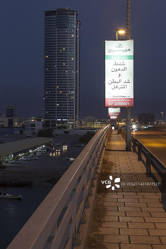 傍晚的集市大厅和摩天大楼，拉斯海马酋长国拉斯海马市，阿拉伯联合酋长国，亚洲图片素材