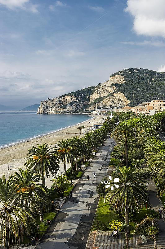 棕榈树大道，海滩长廊，意大利萨沃纳省图片素材