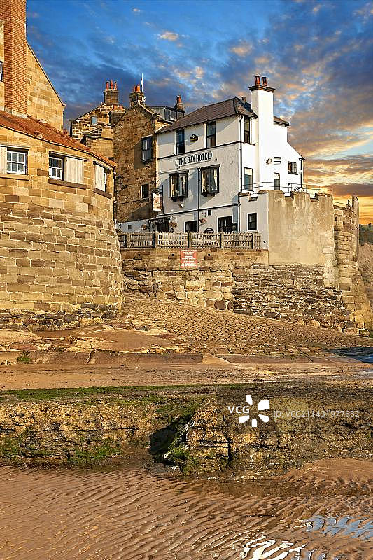 海湾酒店、酒吧和海滩：英国北约克郡罗宾汉湾的历史渔村图片素材