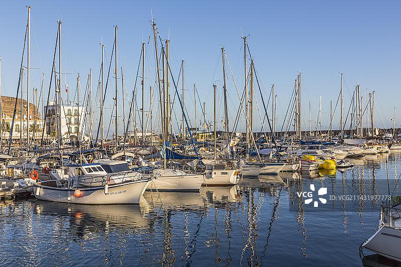西班牙加那利群岛莫干港的船只图片素材