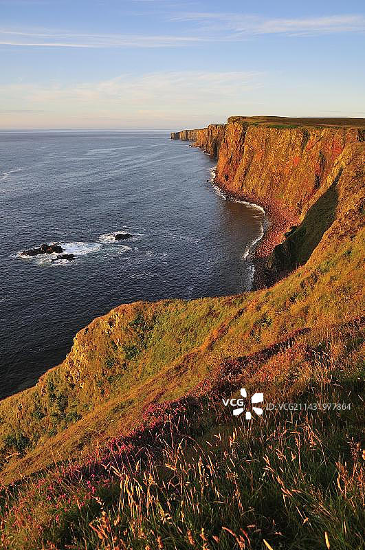 苏格兰高地邓肯斯比角附近的陡峭海岸图片素材
