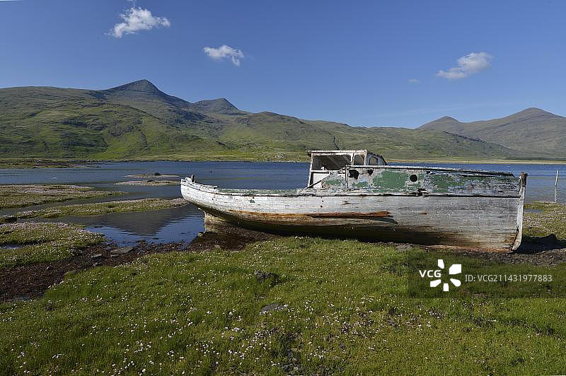 欧洲苏格兰马尔岛芒罗山海湾的旧渔船残骸图片素材