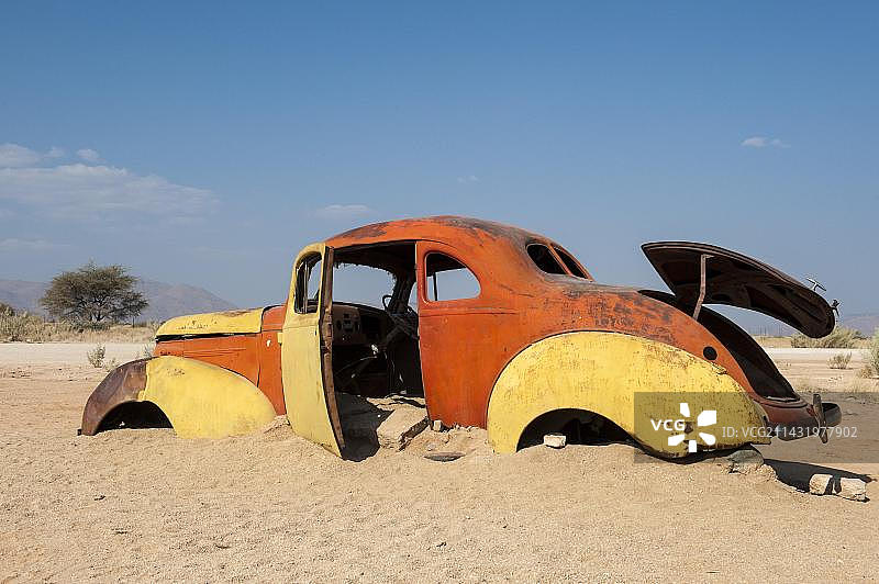 非洲纳米比亚霍马斯地区索利泰尔的沙地上的旧车残骸图片素材