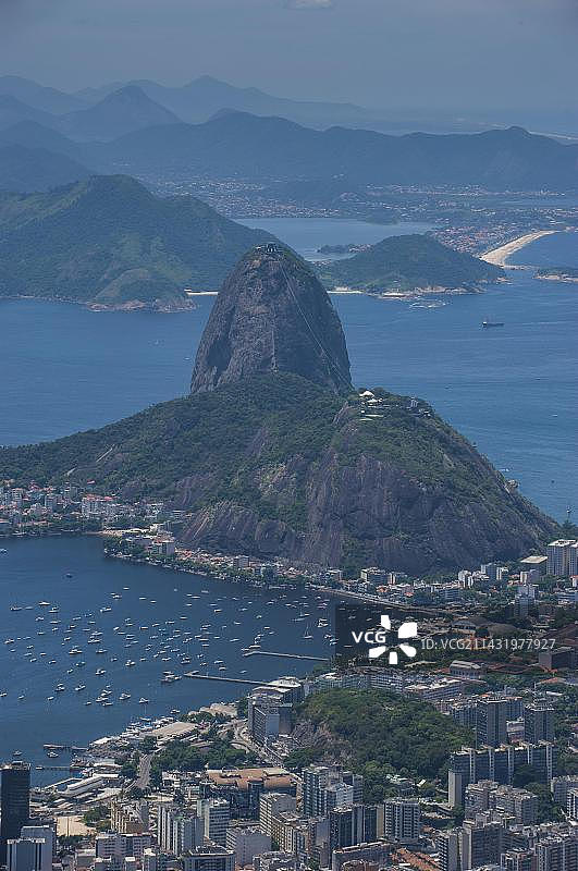 从巴西里约热内卢基督像俯瞰糖面包山图片素材