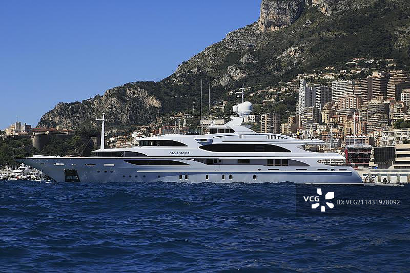 贝尼蒂Meamina号游艇停泊在摩纳哥公国前图片素材