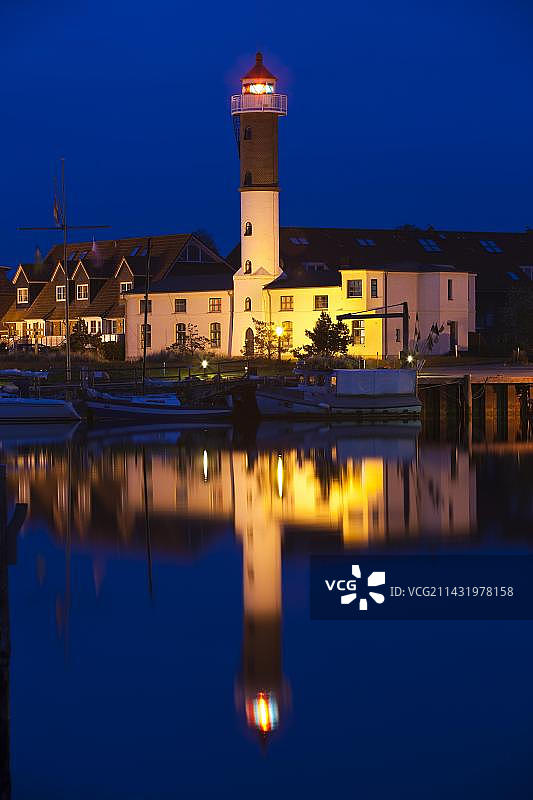 蒂门多夫灯塔夜景，德国梅克伦堡-前波美拉尼亚州波埃尔图片素材