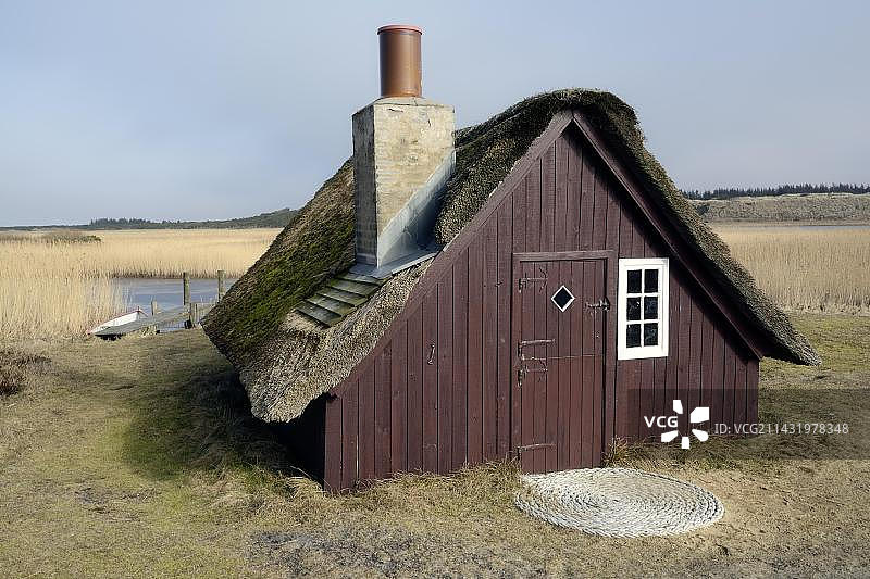 丹麦日德兰林克宾峡湾尼明德加布的茅草屋顶老渔屋图片素材
