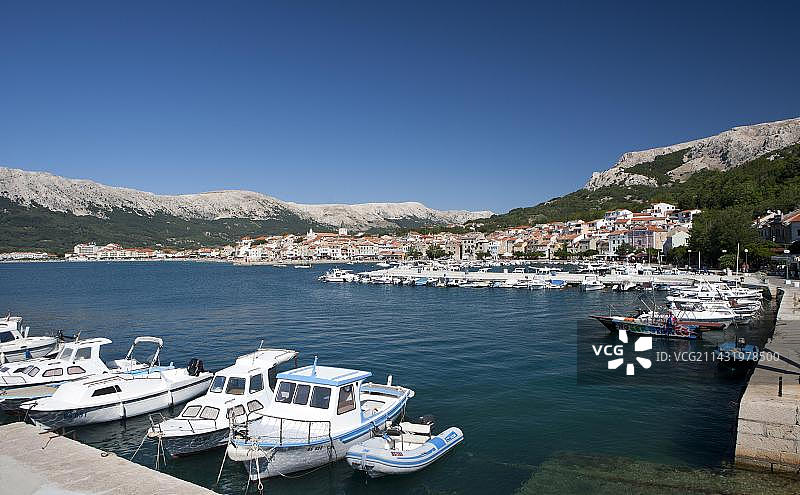 克罗地亚克尔克岛巴斯卡港口的城镇风光图片素材