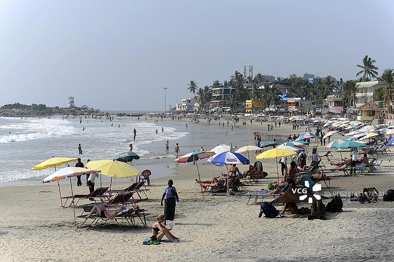 在喀拉拉邦科瓦兰海滩上的游客，印度图片素材