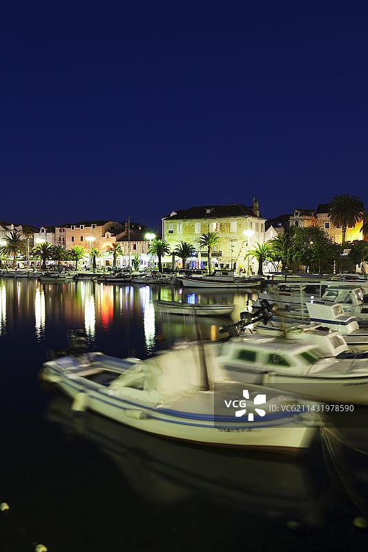 欧洲克罗地亚达尔马提亚布拉奇岛苏佩塔尔夜晚港口图片素材